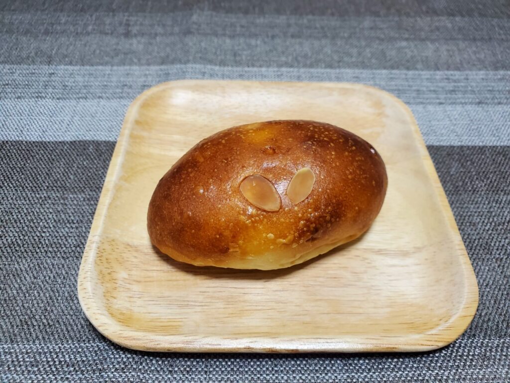 【パンのお店　ito】『rebake』“クリームパン”
