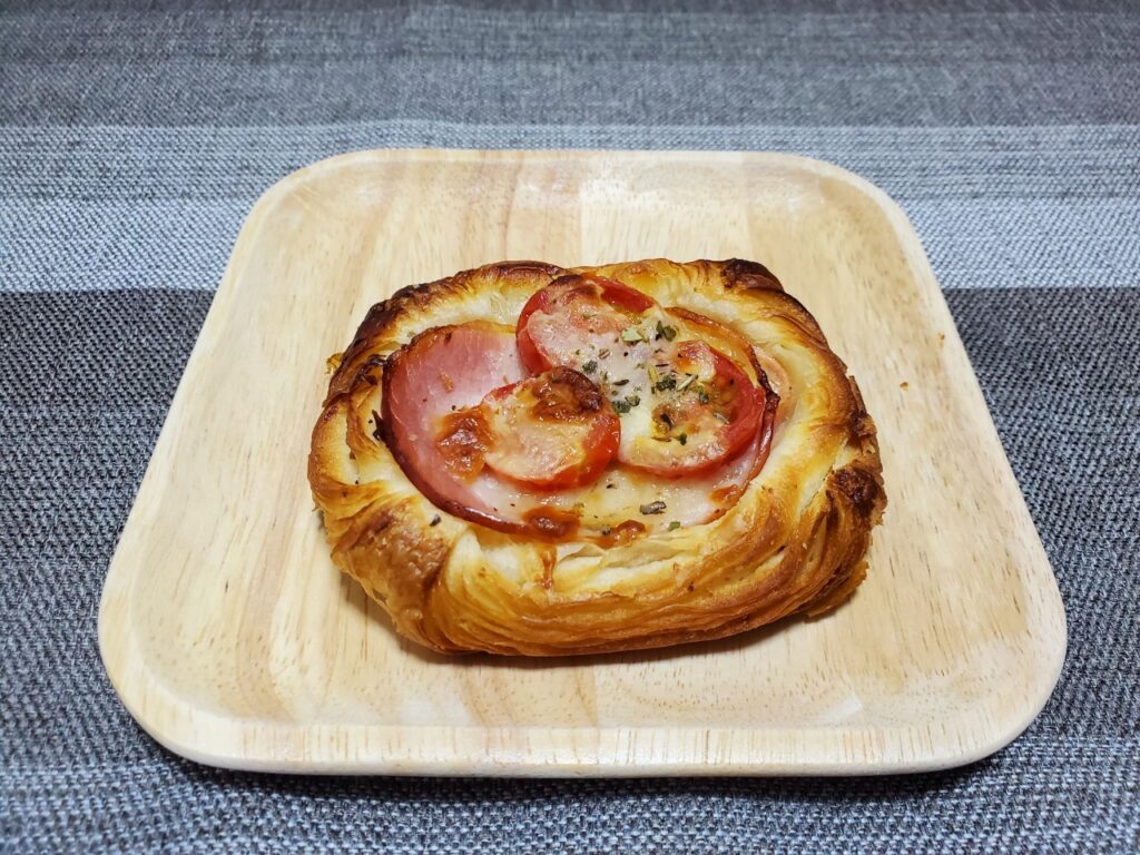 【パンのお店　ito】『rebake』“チーズたっぷりハムとトマトのクロワッサン”