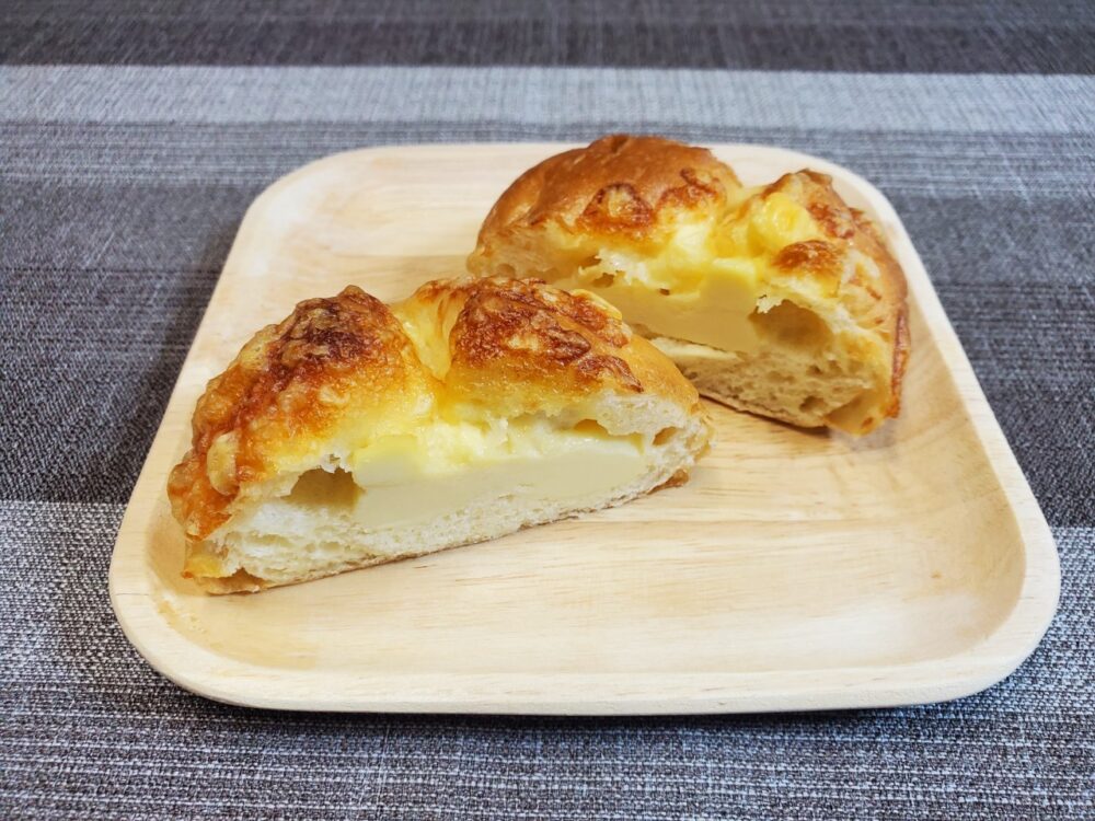 “カマンベールクリーム入りチーズパン”
